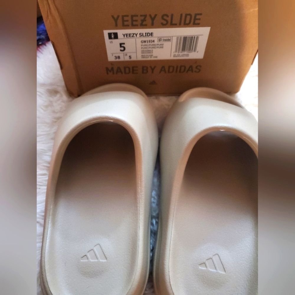 Yeezy Slides Pure